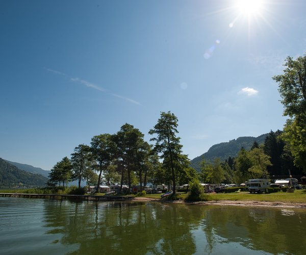 [Translate to Niederländisch:] Platz direkt am See  Seecamping Berghof